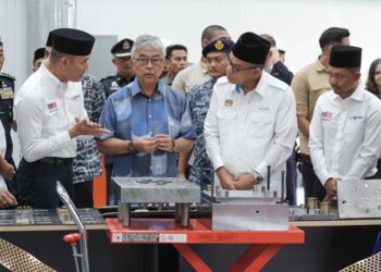 AL-SULTAN Abdullah Ri'ayatuddin Al-Mustafa Billah Shah berkenan meninjau kilang peluru automasi tinggi pertama di Malaysia milik Ketech Asia Sdn. Bhd. (Ketech Asia) di Lipis, Pahang.