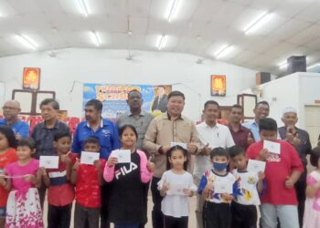 CHOONG Shin Heng (tengah) bersama penerima sumbangan pada Program Back To School Peringkat DUN Chenderiang  di Dewan Kampung Baru Pahang, Jalan Pahang di Tapah, Perak semalam.