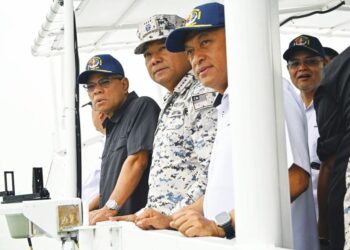 SAIFUDDIN Nasution Ismail (kanan) ketika hadir pada acara Sambutan Dua Dekad Maritim Malaysia di Persiaran Karpal Singh, George Town, Pulau Pinang semalam.-UTUSAN/IQBAL HAMDAN