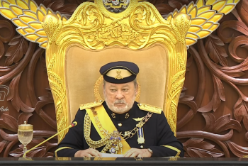 Sultan Ibrahim ketika menyampaikan titah bagi merasmikan Dewan Rakyat dan Dewan Negara, hari ini.