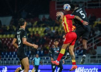 Pemain Selangor, Ronnie Fernandez bersaing dengan pemain PDRM FC, Faith Obilor dalam perlawanan akhir pertama Piala Cabaran  MFL 2024/2025