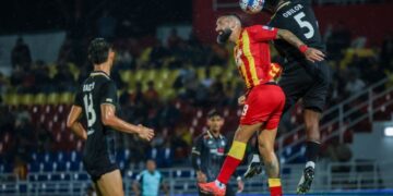 Pemain Selangor, Ronnie Fernandez bersaing dengan pemain PDRM FC, Faith Obilor dalam perlawanan akhir pertama Piala Cabaran  MFL 2024/2025