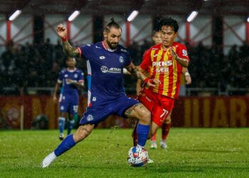 PEMAIN Sabah, Miguel Angel Garrido (kiri), diasak pemain Selangor, Aliff Haiqal pada perlawanan Liga Super 2024/2025 di Stadium Majlis Bandaraya Petaling Jaya, di sini hari ini.-UTUSAN/SHIDDIEQIIN ZON