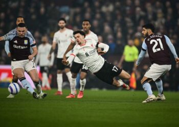 Pemain tengah Liverpool, Curtis Jones (tengah) diasak pemain Aston Villa, Marco Asensio (kanan) dalam aksi Liga Perdana Inggeris di Villa Park, Birmingham, semalam. - AFP