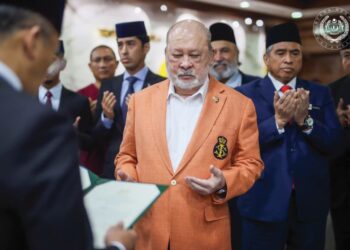 SULTAN Ibrahim berdoa sebelum pesawat khas Seri Paduka berlepas dari Pangkalan Tentera Udara Diraja Malaysia (TUDM) Subang, Selangor, semalam.-FACEBOOK SULTAN IBRAHIM