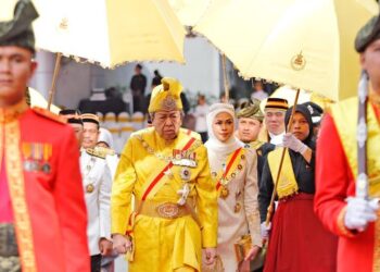 SULTAN Sharafuddin Idris Shah dan Tengku Permaisuri Norashikin berkenan berangkat sempena Istiadat Pembukaan Mesyuarat Pertama Persidangan Penggal Ketiga Dewan Undangan Negeri (DUN) Selangor Ke-15 di Bangunan Dewan Negeri Selangor, Shah Alam, semalam. - UTUSAN/AFIQ RAZALI