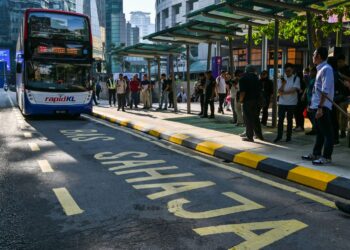 PERKHIDMATAN lorong bas yang diperluas dan ditambah baik hasil kerjasama Rapid Bus dan Jabatan Kerja Raya Selangor yang dilaksanakan di Jalan Ampang, Kuala Lumpur di sini semalam. UTUSAN/SYAKIR RADIN