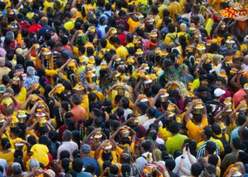 KAVADI pelbagai bentuk, saiz dan warna yang dibawa orang Hindu semasa Thaipusam untuk membayar nazar. – UTUSAN/ISKANDAR ISHAK