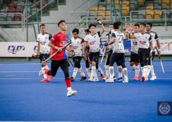 PEMAIN-Pemain Pasukan Hoki Terengganu bersedia untuk turun memburu kemenangan menjelang aksi berdepan Territory Stingers dalam aksi terakhir liga hari ini.-IHSAN KHM