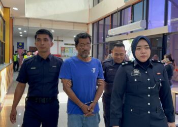 TERTUDUH (berbaju biru) yang didakwa merogol anak tirinya diiringi beberapa anggota polis ketika tiba di Mahkamah Sesyen Butterworth, Pulau Pinang hari ini.-UTUSAN/SITI NUR MAS ERAH AMRAN