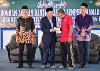 SHAIKH Harun Shaikh Ismail (dua dari kiri) pada Majlis Pelancaran Agihan Bantuan Zakat Asnaf Fakir Miskin Sempena Ramadan Tahun 1446H/2025M di Kuala Terengganu, semalam.