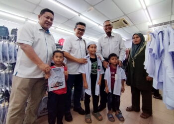 MUHTAR Suhaili (dua dari kanan) membantu pelajar memilih pakaian sekolah pada Program EPIC Back To School 2025 di Jertih, Besut, Terengganu. - UTUSAN/WAN ZURATIKAH IFFAH WAN ZULKIFLI