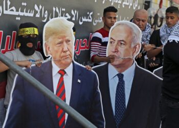 PARA penunjuk perasan membawa gambar Donald Trump dan Benjamin Natanyahu sebagai tanda protes 
terhadap keganasan Israel yang disokong oleh Amerika Syarikat (AS). – AFP