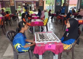 SEBAHAGIAN peserta berentap dalam pertandingan dam aji peringkat sekolah rendah di Sekolah Bandar Jerantut, Jerantut, Pahang baru-baru ini.