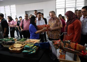 Amir Hamzah Azizan (dua dari kanan) bersama Datuk Bandar Kuala Lumpur,Datuk Seri Dr Maimunah Mohd Sharif (kanan) ketika melawat reruai pameran pada Program Satu Pemimpin Satu Kampung di Pusat Komuniti PPR Pinggiran Bukit Jalil 2, Kuala Lumpur, semalam. - MUHAMMAD NAIM HELMI HAFIDZ