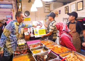 Menteri Kesihatan, Datuk Seri Dr. Dzulkefly Ahmad menunjukkan poster larangan merokok dan vape di premis makanan.