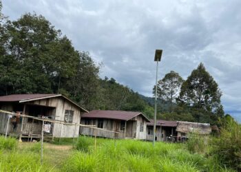 PENDUDUK Orang Asli memohon kemudahan lampu solar dapat ditambah di Pos Belatim dan Pos Balar, Gua Musang, Kelantan. - UTUSAN/AIMUNI TUAN LAH