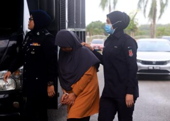 TUAN Maimun Che Tuan semasa dibawa polis menghadiri prosiding perbicaraan di Mahkamah Majistret Pasir Mas, Kelantan. – UTUSAN/KAMARUL BISMI KAMARUZAMAN