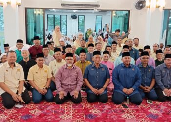 AMINUDDIN Harun (duduk, lima dari kanan) bergambar bersama para pegawai kanan kerajaan dan ahli kariah Bukit Kepayang pada majlis penyerahan Masjid Al-Ikhlas oleh JKR kepada JHEAINS di Taman Bukit Kepayang, Seremban, Negeri Sembilan. -UTUSAN/NAZARUDIN SHAHARI