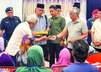 AL-SULTAN Abdullah Ri’ayatuddin Al-Mustafa Billah Shah berkenan mencemar duli menyantuni mangsa banjir di Pusat Pemindahan Sementara (PPS) Sekolah Menengah Kebangsaan Karak Setia, Karak, Bentong, Pahang.