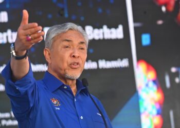 AHMAD ZAHID Hamidi berucap pada Majlis Perasmian Kompleks Ladang Ternakan Ayam Pedaging (Sistem Tertutup) Felcra Berhad di Tanjung Seratus, Rompin, Pahang. – UTUSAN/SHAIKH AHMAD RAZIF