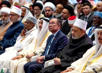 Anwar Ibrahim menghadiri pada majlis Pembukaan Persidangan Dialog Intra-Islam (IIDC) di Hotel Four Seasons semalam.  – IHSAN PEJABAT PERDANA MENTERI