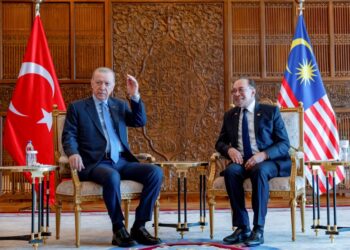 Perdana Menteri, Datuk Seri Anwar Ibrahim bersama Presiden Turkiye, Recep Tayyib Erdogan yang mengadakan lawatan kerja dua hari ke Malaysia dalam satu pertemuan berlangsung di Bangunan Perdana Putra, Putrajaya, semalam.-PEJABAT PERDANA MENTERI