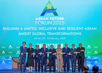 ANWAR Ibrahim bersama para pemimpin ASEAN termasuk, Pham Minh Chinh (lima dari kiri) ketika
menyertai Forum Masa Depan ASEAN di Hanoi semalam. - PEJABAT PERDANA MENTERI