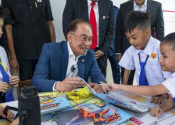 Perdana Menteri, Datuk Seri Anwar Ibrahim beramah mesra dengan murid-murid Tahun 1 pada hari pertama sesi persekolahan 2025/26 di Sekolah Kebangsaan Kampong Bharu, Kuala Lumpur semalam. – PEJABAT PERDANA MENTERI