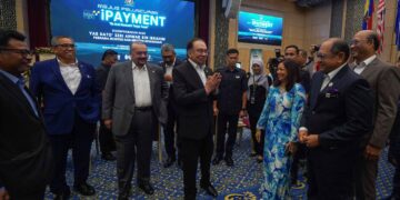 Anwar Ibrahim beramah mesra bersama warga MOF selepas Majlis Perhimpunan Bulanan Kementerian Kewangan Bagi Bulan Februari dan Majlis Peluncuran Sistem iPayment di Kementerian Kewangan, Putrajaya di sini, semalam. – UTUSAN/FAISOL MUSTAFA