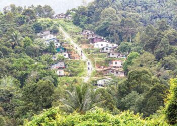 SEKUMPULAN peserta MTB berkayuh di laluan berbukit di Kampung Bukit Dullah, Ulu Kinta, Perak. – UTUSAN/MUHAMAD NAZREEN SYAH MUSTHAFA