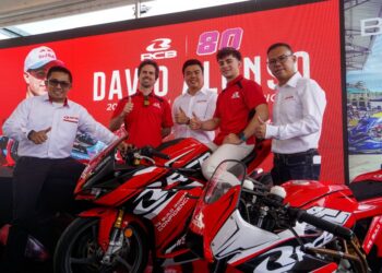 ARI 2025 - Ketua Pegawai Eksekutif MKA, Bruce Lee (tiga kanan) bersama Pelumba Moto3, David Alonso (dua kanan) bergambar selepas menandatangani perjanjian MoU sebagai duta jenama RCB pada majlis RCB menandatangani juara dunia Moto3 di RUD Karting, Sepang International Circuit.