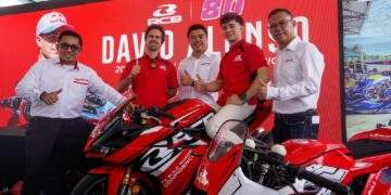 ARI 2025 - Ketua Pegawai Eksekutif MKA, Bruce Lee (tiga kanan) bersama Pelumba Moto3, David Alonso (dua kanan) bergambar selepas menandatangani perjanjian MoU sebagai duta jenama RCB pada majlis RCB menandatangani juara dunia Moto3 di RUD Karting, Sepang International Circuit.