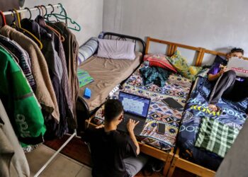 PELAJAR terpaksa menyewa rumah sewa beramai-ramai bagi mengurangkan kos dihadapi mereka.-GAMBAR HIASAN.