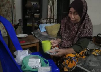 SELAMAH Hassan yang menghidap pelbagai penyakit dan hidup sebatang kara mengharapkan ihsan tinggal di rumah jirannya di Kampung Pela, Hulu Terengganu. - UTUSAN / NOOR HAYATI MAMAT