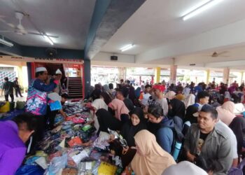 ORANG ramai memilih pakaian pada program Pasor Percuma Ganu Kiter di Sekolah Kebangsaan Seri Buluh, Hulu Terengganu.