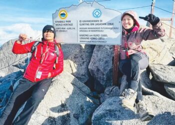 ABDUL MUIZ Qusyairi Jalailudin (kiri) bersama ibunya, Norhayati Mohamed Noor merakam kenangan di puncak Gunung Kinabalu, Sabah baru-baru ini.