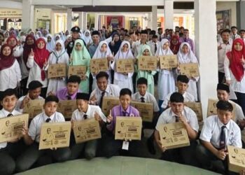 MURID sekolah rendah dan menengah menerima kelengkapan sekolah di Felda Jengka 24 baru-baru ini.