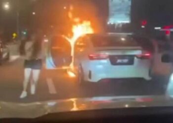 TANGKAP layar kamera papan pemuka yang memaparkan sebuah kereta Toyota Vios terbakar di Jalan Tebrau berhampiran sebuah hospital swasta di Johor Bahru, Johor, semalam.