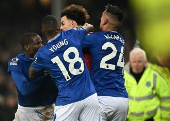 PEMAIN Everton (dari kirti) Abdoulaye Doucoure, Ashley Young dan Charly Alcaraz bergelut dengan pemain tengah Liverpool, Curtis Jones dalam saingan Liga Perdana Inggeris di Goodison Park, semalam. - AFP