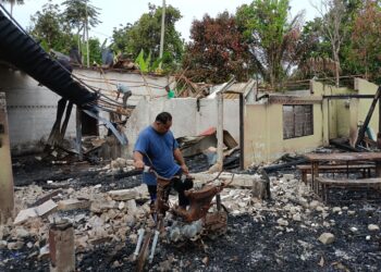 ADNAN Hassan melihat rangka motosikalnya yang dibakar suspek sehingga menyebabkan rumahnya turut hangus terbakar di Kampung Tanah Periuk, Kupang di Baling.