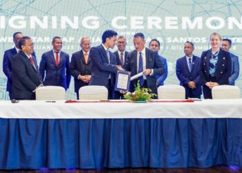 SYED Muhammad Azni Syed Azman (dua dari kiri, hadapan) menandatangani kontrak perkhidmatan pengangkutan bersama Naib Presiden Eksekutif bagi Australia Barat; Australia Utara dan Timor-Leste, Vince Santostefano disaksikan Syed Azman dan Tengku Zafrul dalam satu majlis rasmi di Dili, Timor-Leste. UTUSAN/SHIDDIEQIIN ZON