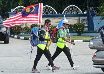 MUHAMMAD Farhan Khadid (kanan) dan Shamsul Azrin Man 
memulakan misi kembara ke Mekah dengan berjalan kaki di Masjid 
Abdullah Fahim, Kepala Batas, Pulau Pinang. - UTUSAN/IQBAL HAMDAN