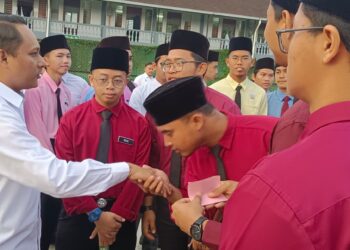 AZMAN Tamin berbual dengan para pelajar yang menduduki peperiksaan STAM di Madrasah Al attas Alarabiah Johor di Ulu Tiram, Johor Bahru. - UTUSAN/BAAZLAN IBRAHIM