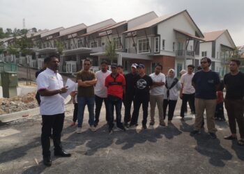 KETUA Pemuda KIMMA, Syed Alwi Syed Jaafar (kiri) mendengar keluhan pembeli rumah di Taman Pinggiran Bayu, Seremban 2, Negeri Sembilan.