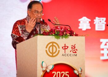 Datuk Seri Anwar Ibrahim menyampaikan ucapan semasa Majlis Sambutan Tahun Baru Cina 2025 anjuran ACCCIM di Shangri-La Hotel. - UTUSAN/SADDAM YUSOFF