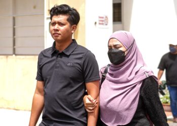 ZAIM Ikhwan Zahari dan isterinya, Ismanira Abdul Manaf ketika hadir di Mahkamah Sesyen Petaling Jaya hari ini bagi perbicaran kes pengabaian terhadap kanak-kanak autisme, Zayn Rayyan-UTUSAN/ISKANDAR ISHAK