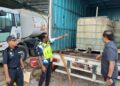 JEGAN (tengah) ketika mengetuai serbuan ke sebuah premis yang dipercayai dijadikan stor haram untuk menyeleweng diesel bersubsidi di Sungai Lokan, Butterworth, Pulau Pinang petang tadi.