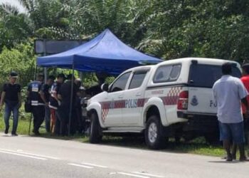 ANGGOTA polis melakukan siasatan di lokasi penemuan rangka manusia di sebuah ladang kelapa sawit di Siliau, Port Dickson pagi tadi.