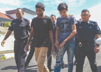 MOHD. Fitri Saiful Rizuan Musa (dua kiri) dan Muhammad Haizan Abdul Rahim didakwa membunuh warga emas dan anak angkatnya di Mahkamah Majistret, Alor Setar, Kedah. - UTUSAN/SHAHIR NOORDIN